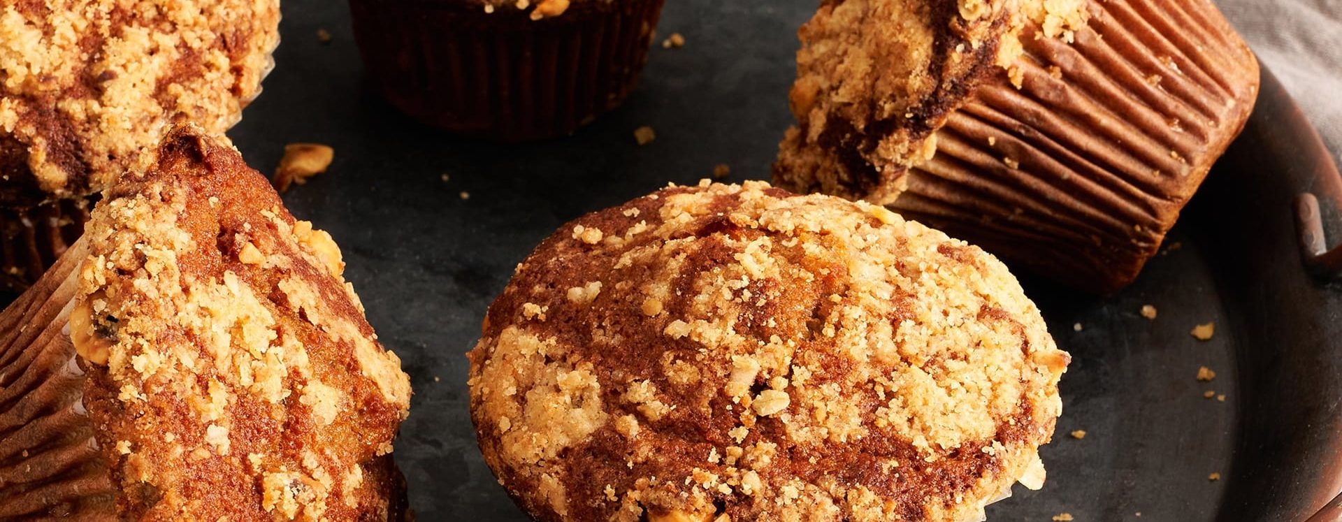 Muffins au streusel et caramel avec glaçage sucré croustillant dans des caissettes en papier brun