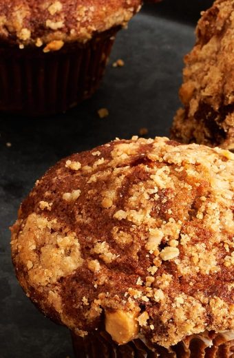 Muffins au streusel et caramel avec glaçage sucré croustillant dans des caissettes en papier brun