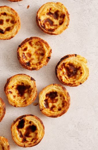 Tartelettes portugaises dorées à la crème avec caramélisation sur fond clair