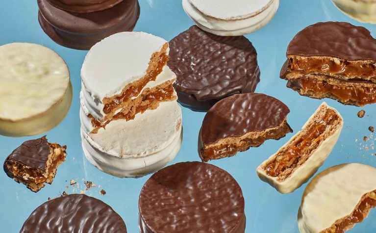 Assortiment de biscuits et pâtisseries avec glaçage au chocolat et à la crème sur fond bleu
