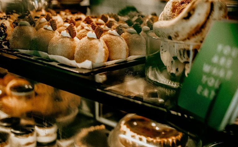 Vitrine de boulangerie artisanale avec pains, pâtisseries et produits de boulangerie faits main sur étagères en bois