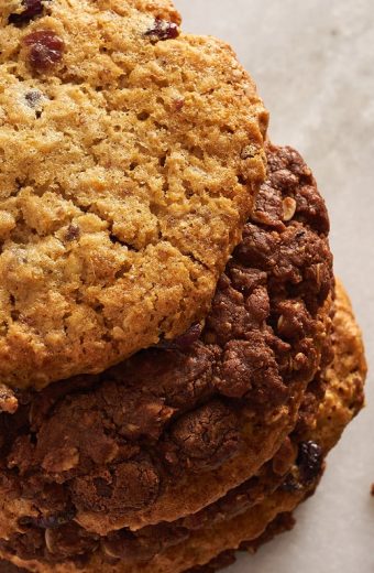 Biscuits artisanaux aux pépites de chocolat avec texture croustillante dorée et brune