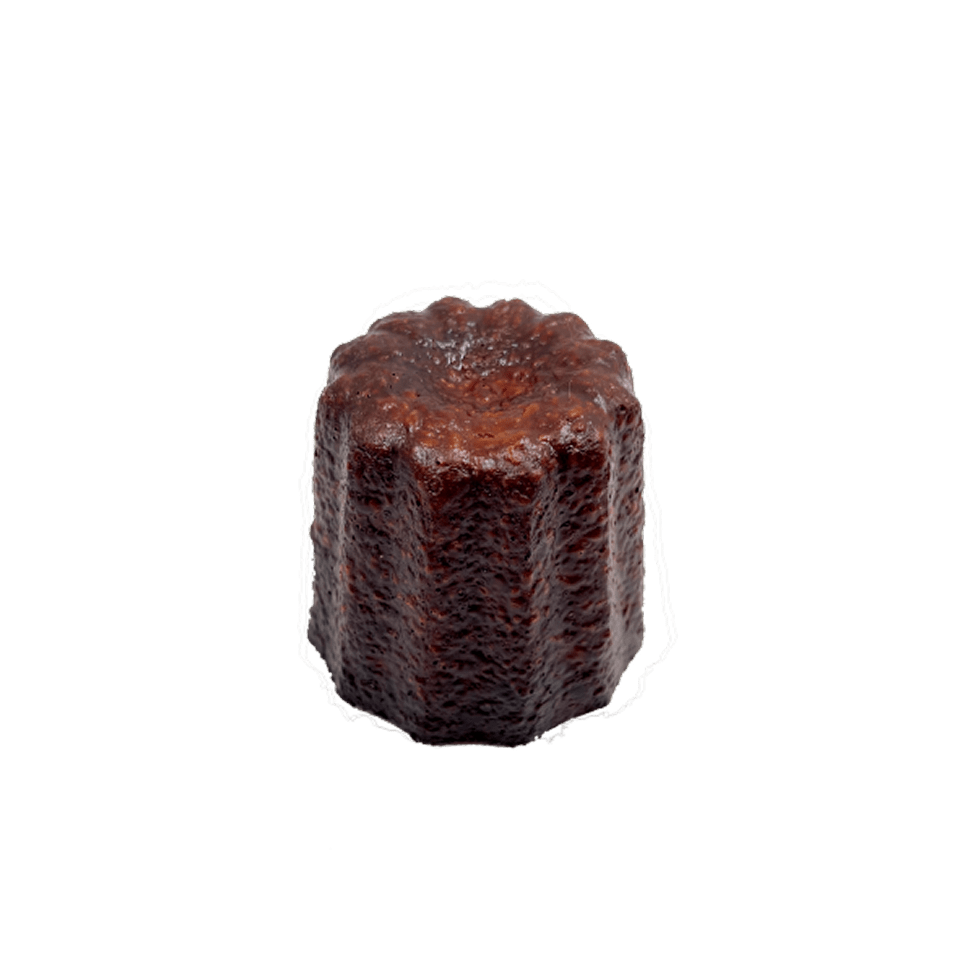 Gâteau au chocolat fait maison avec texture épaisse et généreuse, sommet arrondi et croûte brillante