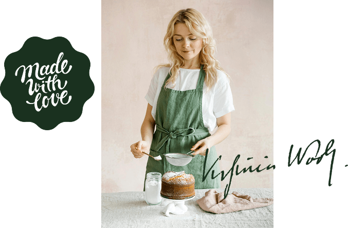 Femme en tablier vert versant du sucre sur un gâteau fait maison avec logo Made with love
