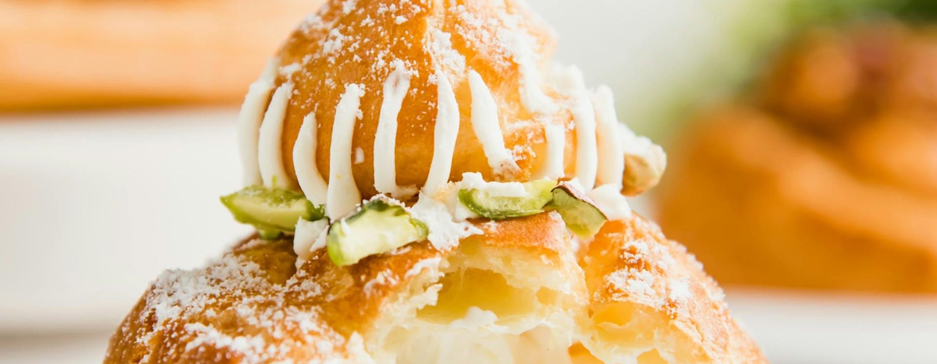 Gaufre de Liège garnie de crème fouettée, tranche de kiwi et sucre perlé
