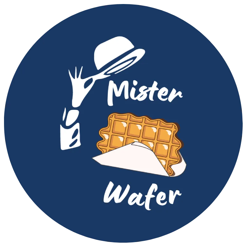 Logo Mister Wafer avec illustration d'une main tenant un chapeau et une gaufre belge sur fond bleu marine