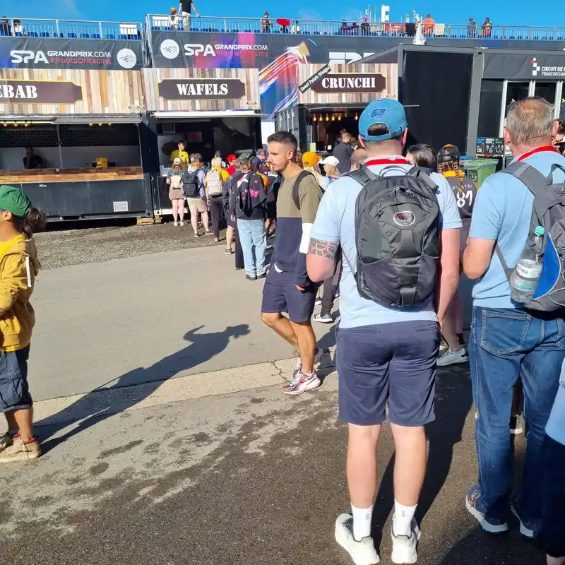 File d'attente de visiteurs devant des food trucks aux stands Wafels et Crunch lors d'un événement Spa Grand Prix