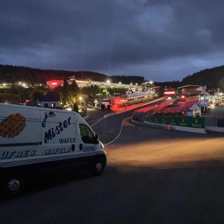 Camion Mister Wafer blanc stationné devant le circuit de Spa-Francorchamps illuminé la nuit