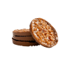 Biscuits Snacking Rocher Milk au Chocolat Deux biscuits chocolatés avec garniture caramel, l'un présenté de profil révélant sa structure en couches et son cœur